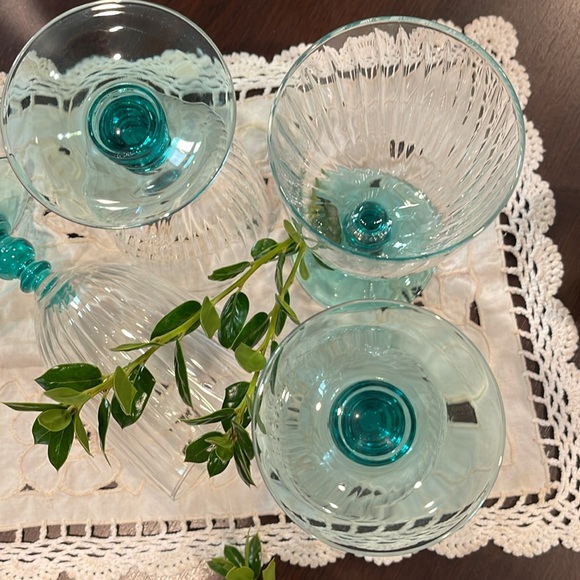 Vintage turquoise, green goblet stem with clear clear swirl goblet . - Picture 6 of 8